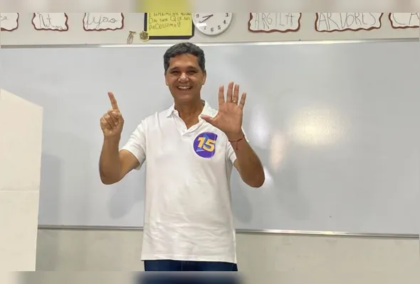 Candidato ao Governo do Estado, Ricardo Ferraço (MDB), votou por volta das 8h30 em uma escola da Praia do Canto, em Vitória
