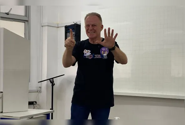 Candidato ao Senado Federal, Renato Casagrande (PSB) votou por volta das 10h deste domingo (4) em Vitória