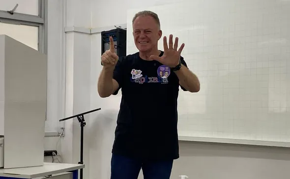 Imagem ilustrativa da imagem Candidato ao Senado, Renato Casagrande (PSB) vota em Vitória