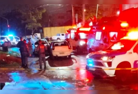 Pelo menos duas pessoas ficaram feridas após o veículo ser alvo de dezenas de disparos de arma de fogo no bairro São Conrado