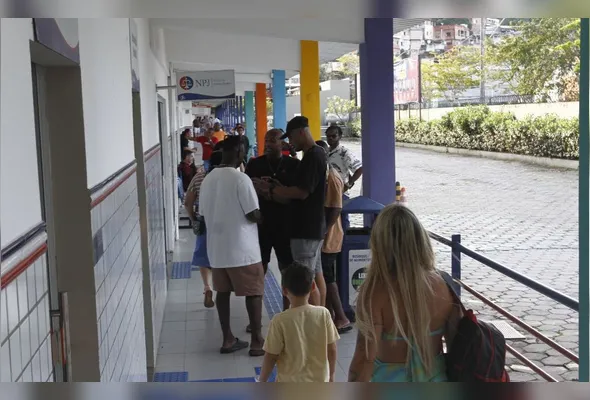 Os eleitores que ainda não compareceram às urnas têm até as 17h para votar