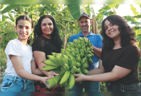 Sérgio Baldi entre a esposa, Maria Ivanete, e as filhas Isabella e Gabriela: família unida no cultivo da fruta