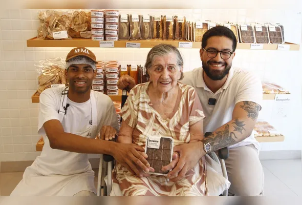 Dhevson Santos, chef de produção da padaria Nema em Jardim Camburi, Cleide Moraes, e Luiz Henrique Bomfim, nutricionista, mostram o brownie