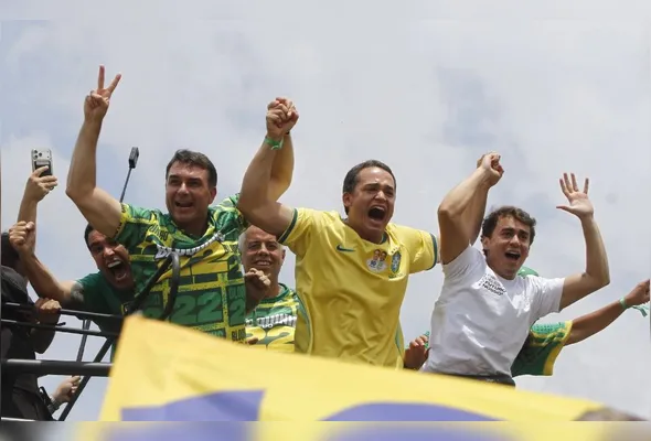 Pazolini esteve acompanhado do presidenciável Flávio Bolsonaro (PL) e de outras lideranças da direita do País