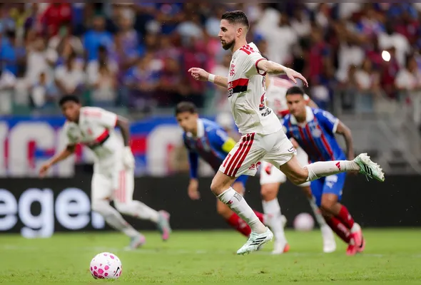 Imagem ilustrativa da imagem Flamengo desbloqueia defesa do Bahia no 2º tempo e vence em Salvador