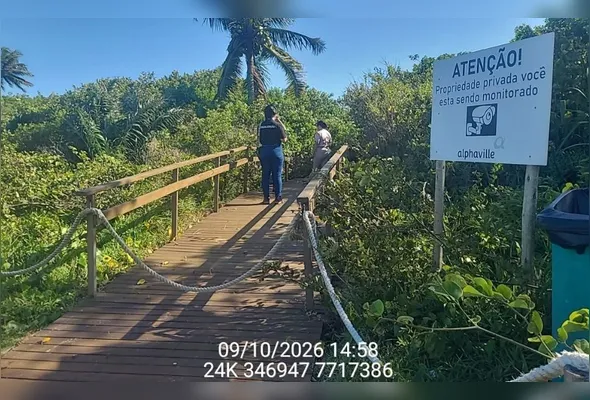 Durante a vistoria, os fiscais encontraram uma corda e uma placa indicando que a entrada seria uma área particular