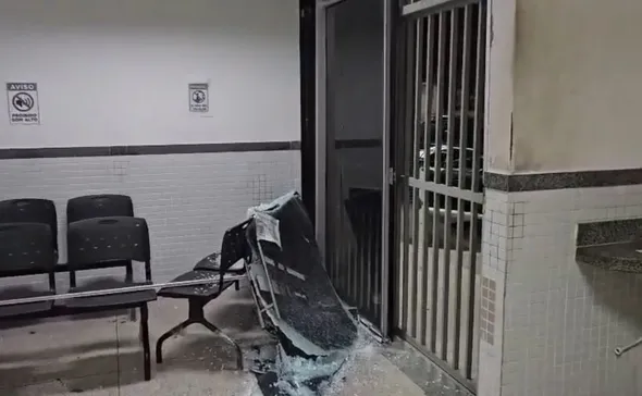 Imagem ilustrativa da imagem Homem invade delegacia, provoca quebra-quebra e é preso na Serra