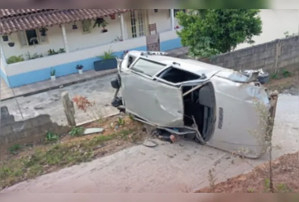 Carro teria capotado por aproximadamente quatro vezes