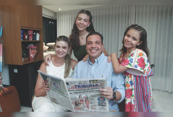 Renato De Angeli com sua esposa, Lorena De Angeli, e as filhas, Valentina  e Carolina: hábito de ler o jornal