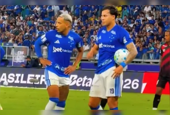 Kaio Jorge e Matheus Pereira se desentendem durante Cruzeiro x Athletico-PR