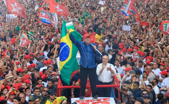Imagem ilustrativa da imagem Lula supera Flávio e vence Eleições 2026 no segundo turno com 52% dos votos válidos