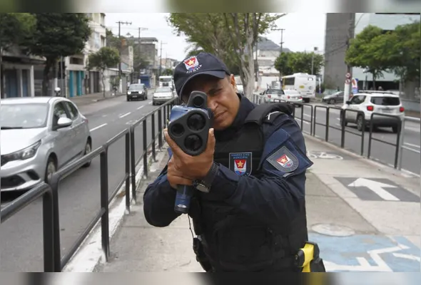 Guarda Municipal mostra um dos radares, emprestados pela Polícia Rodoviária Federal (PRF), que serão utilizados pela corporação em locais de alta circulação das bicicletas elétricas