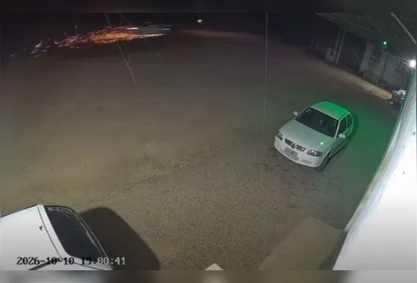 Vídeo mostra motocicleta sendo arrastada por carro