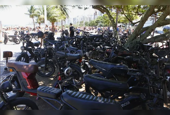 Várias bicicletas elétricas  ocuparam as calçadas e o calçadão da Praia da Costa, em Vila Velha