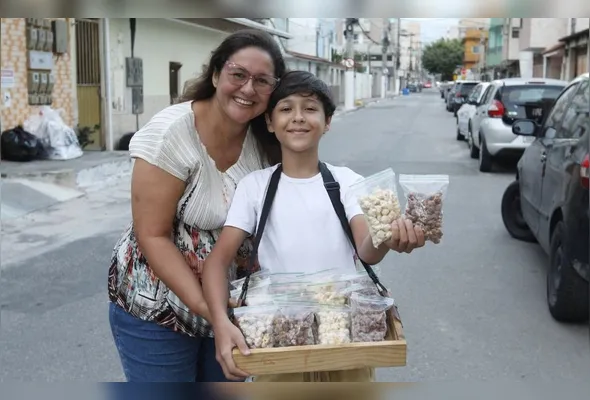 Luciana Moncalvo já ganhou um sofá do filho Josué, que vende pipocas gourmet