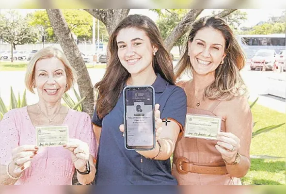 Vanda, Taíssa e Tatiana vão juntas à seção eleitoral: a adolescente vai estrear na escolha dos candidatos