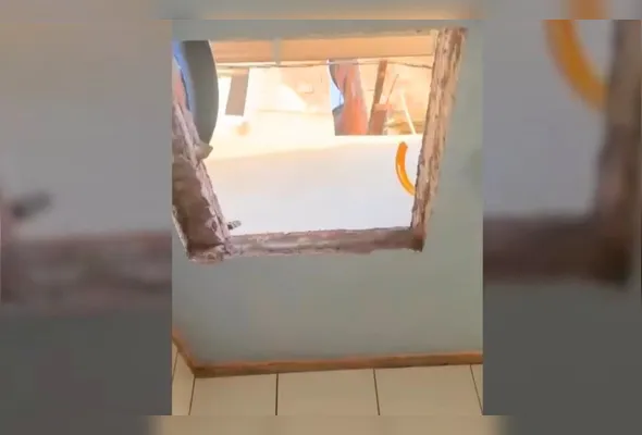 Buraco foi feito no teto da casa onde estava “Tio Patinhas”, mas os policiais chegaram no momento em que ele tentava acessar o local para fugir