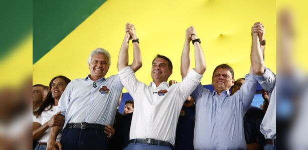 Em evento em Goiânia, Flávio Bolsonaro afirma que vai mudar a Constituição