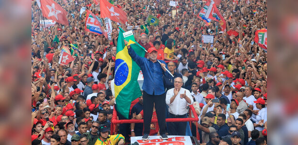 Lula promete mudar governo, ataca Flávio e exalta virada histórica