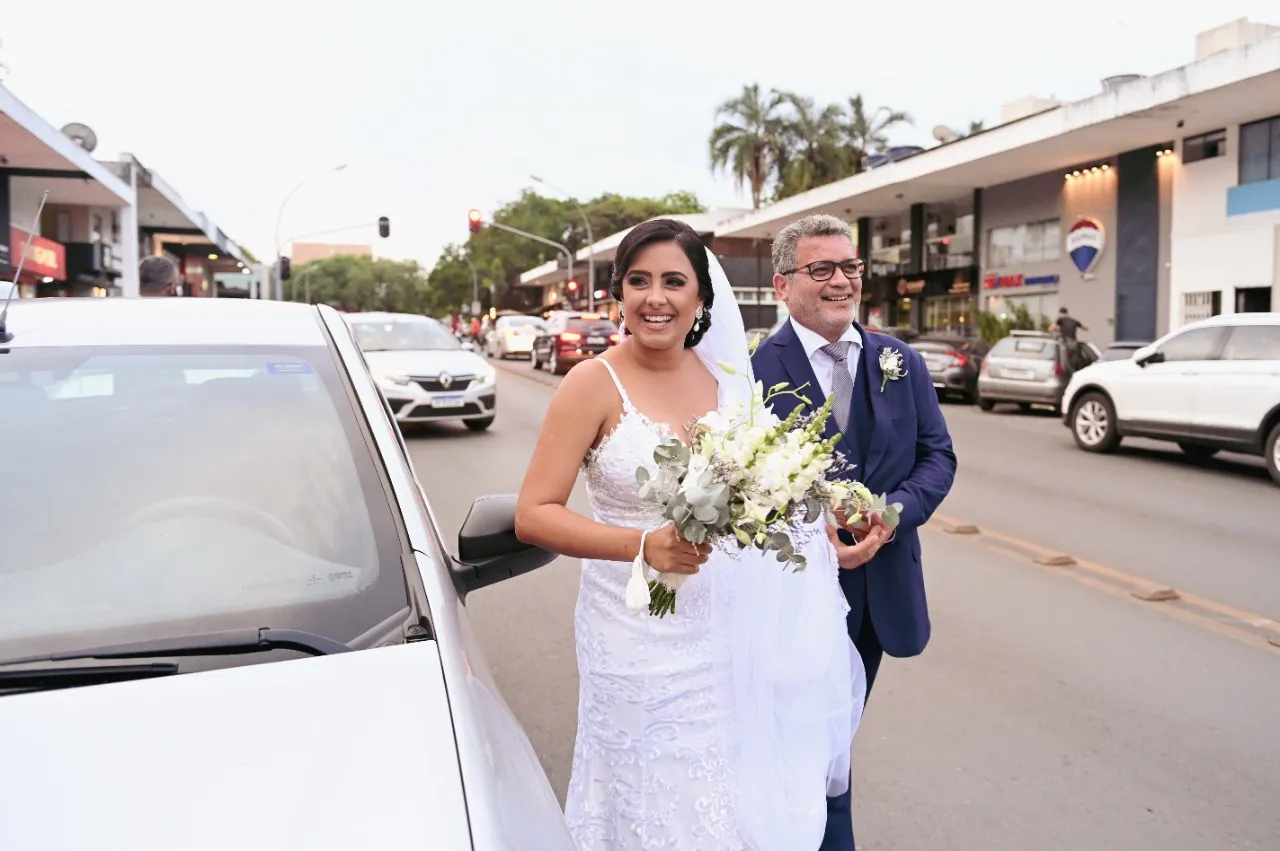 Imagem ilustrativa da imagem Noiva dirige até o próprio casamento após motoristas de aplicativo recusarem viagem