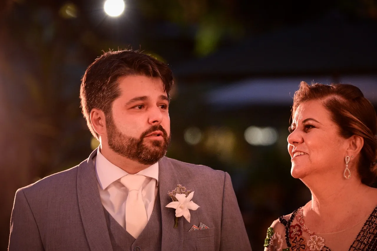 Imagem ilustrativa da imagem Noiva dirige até o próprio casamento após motoristas de aplicativo recusarem viagem
