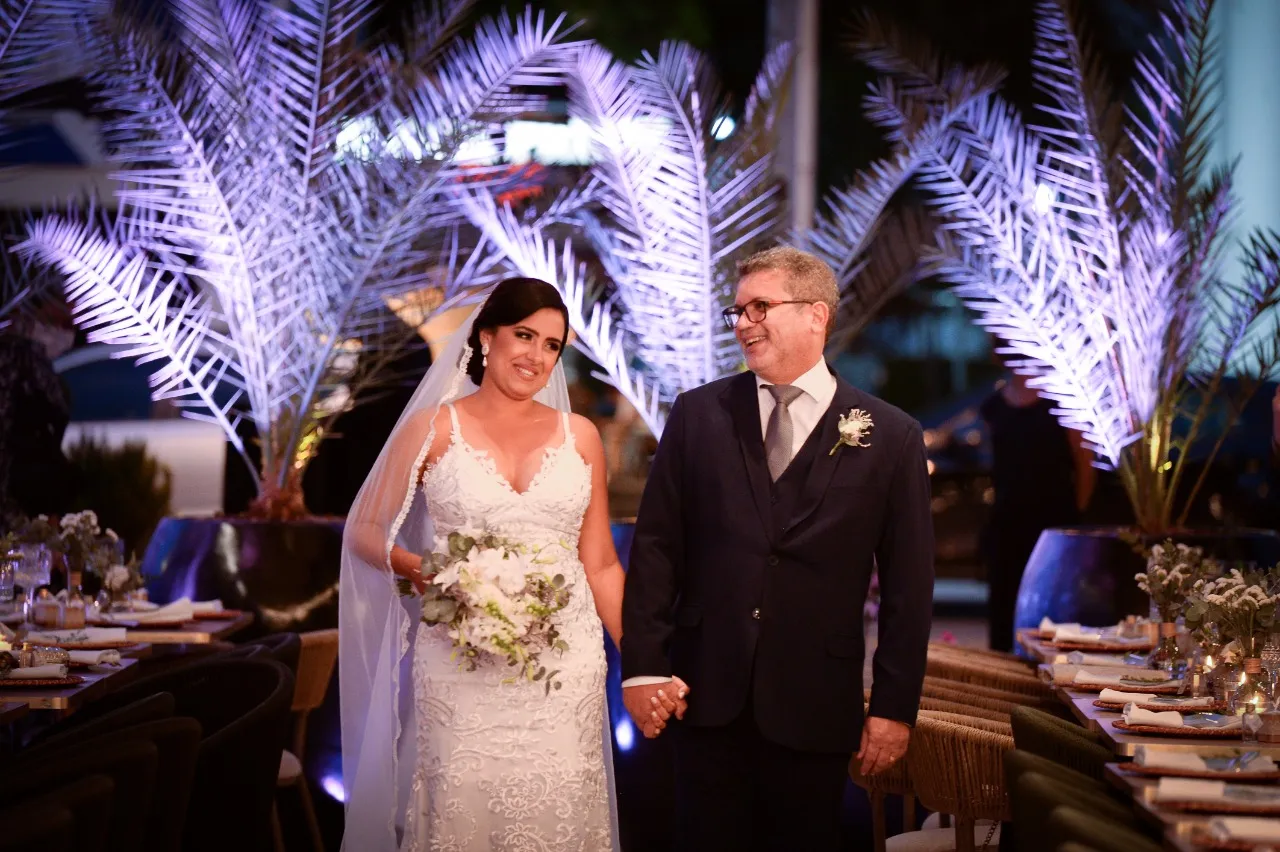 Imagem ilustrativa da imagem Noiva dirige até o próprio casamento após motoristas de aplicativo recusarem viagem