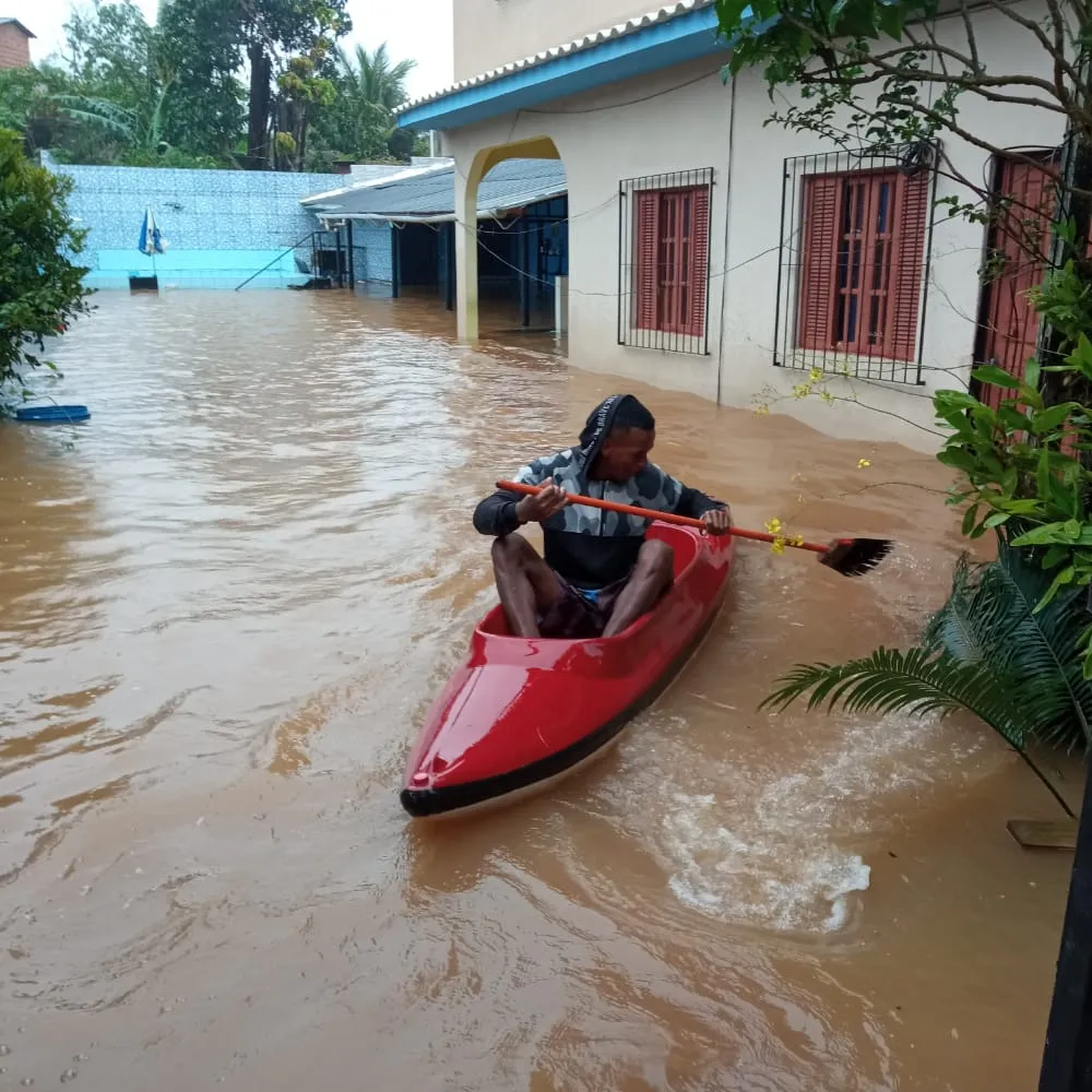Imagem ilustrativa da imagem Moradores choram com ruas inundadas e casas alagadas em Guarapari