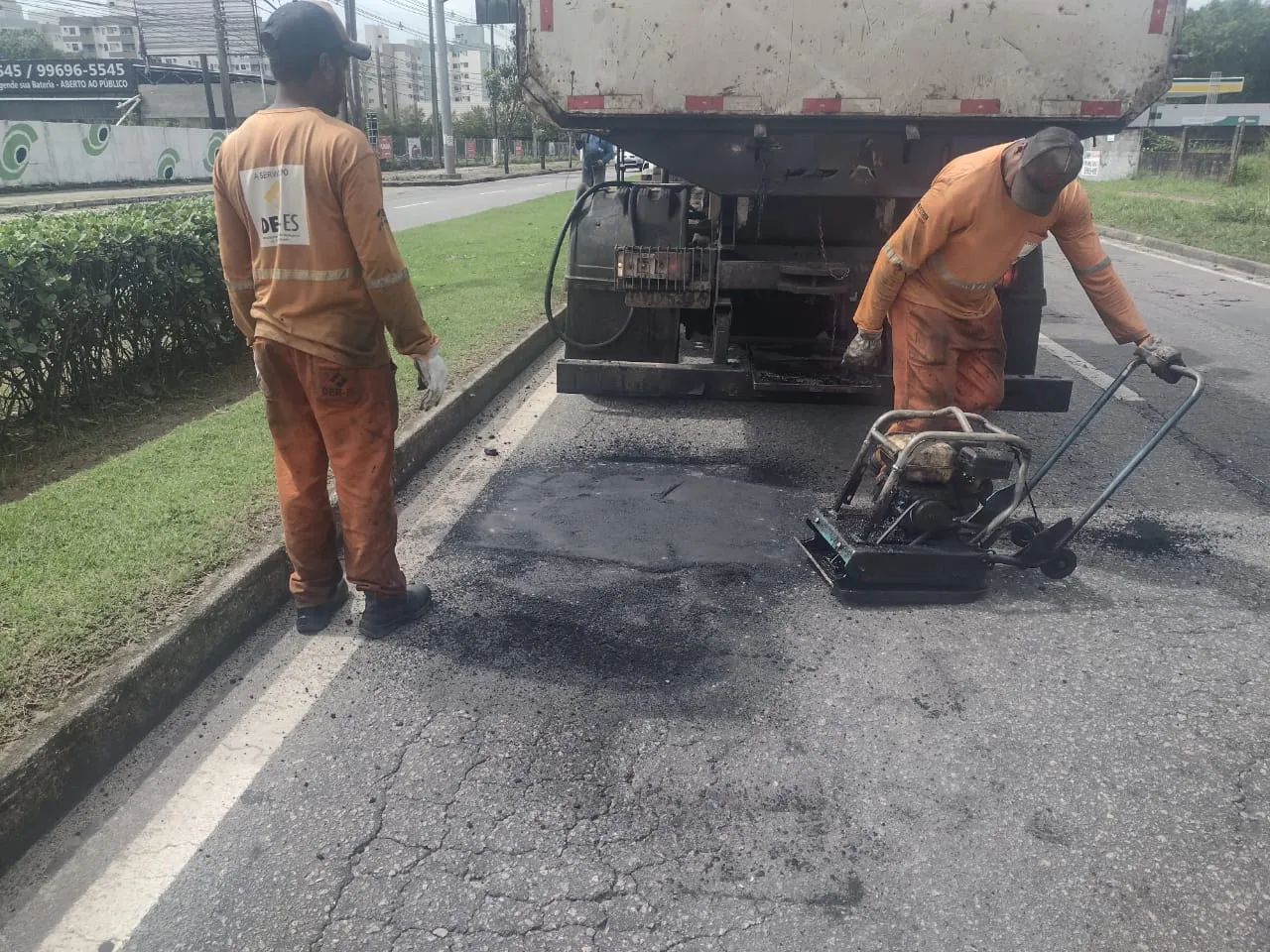 Imagem ilustrativa da imagem 14 carros com pneus furados após passarem em buraco na Norte-Sul
