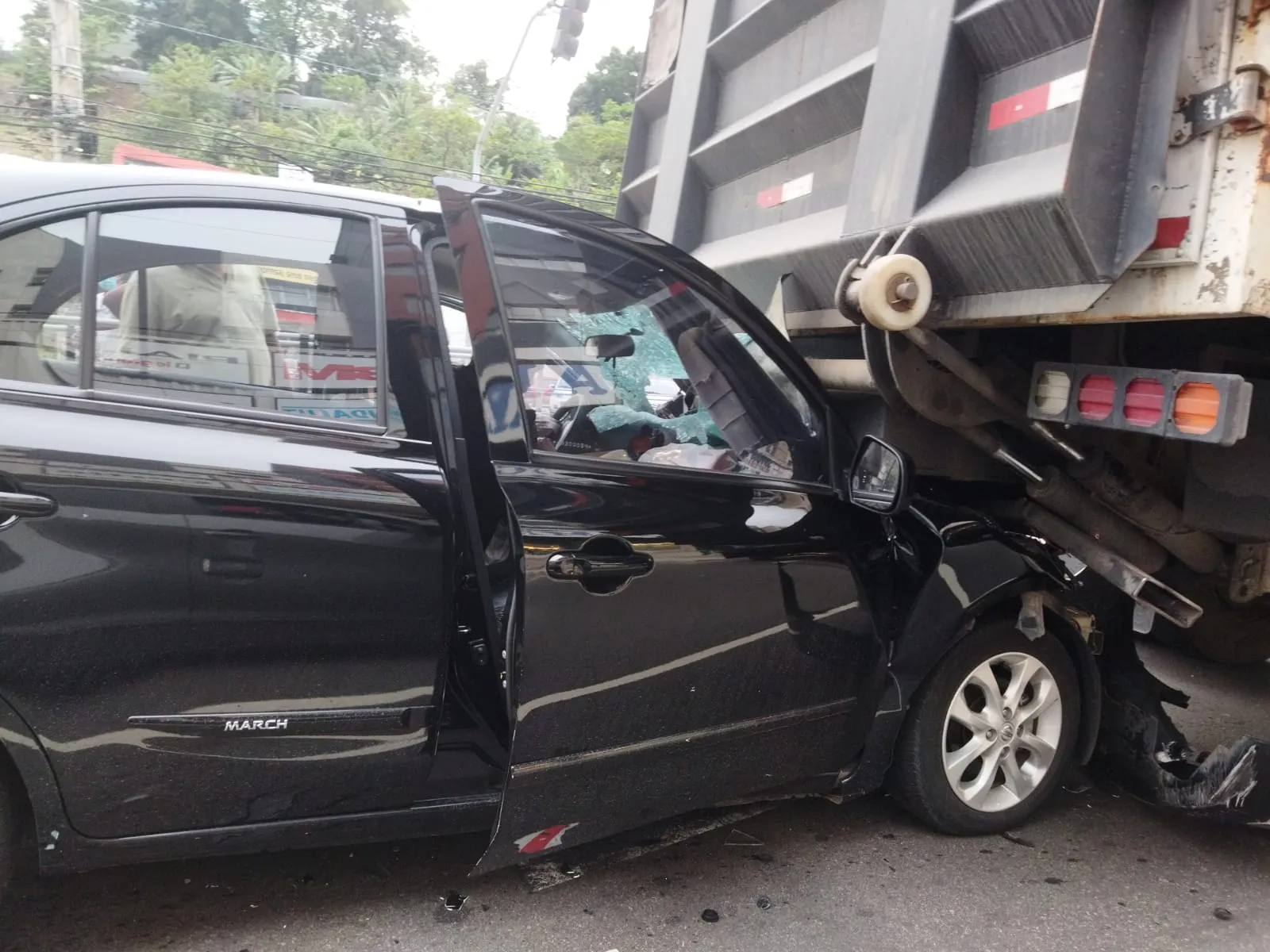 Imagem ilustrativa da imagem Carro para embaixo de caminhão em acidente na Leitão da Silva