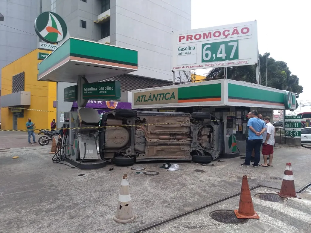 Imagem ilustrativa da imagem Carro vai parar dentro de posto de gasolina após batida em Vitória