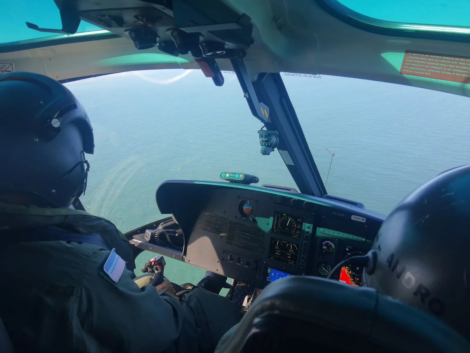 Imagem ilustrativa da imagem Capitania faz buscas por pescadores com apoio de helicóptero