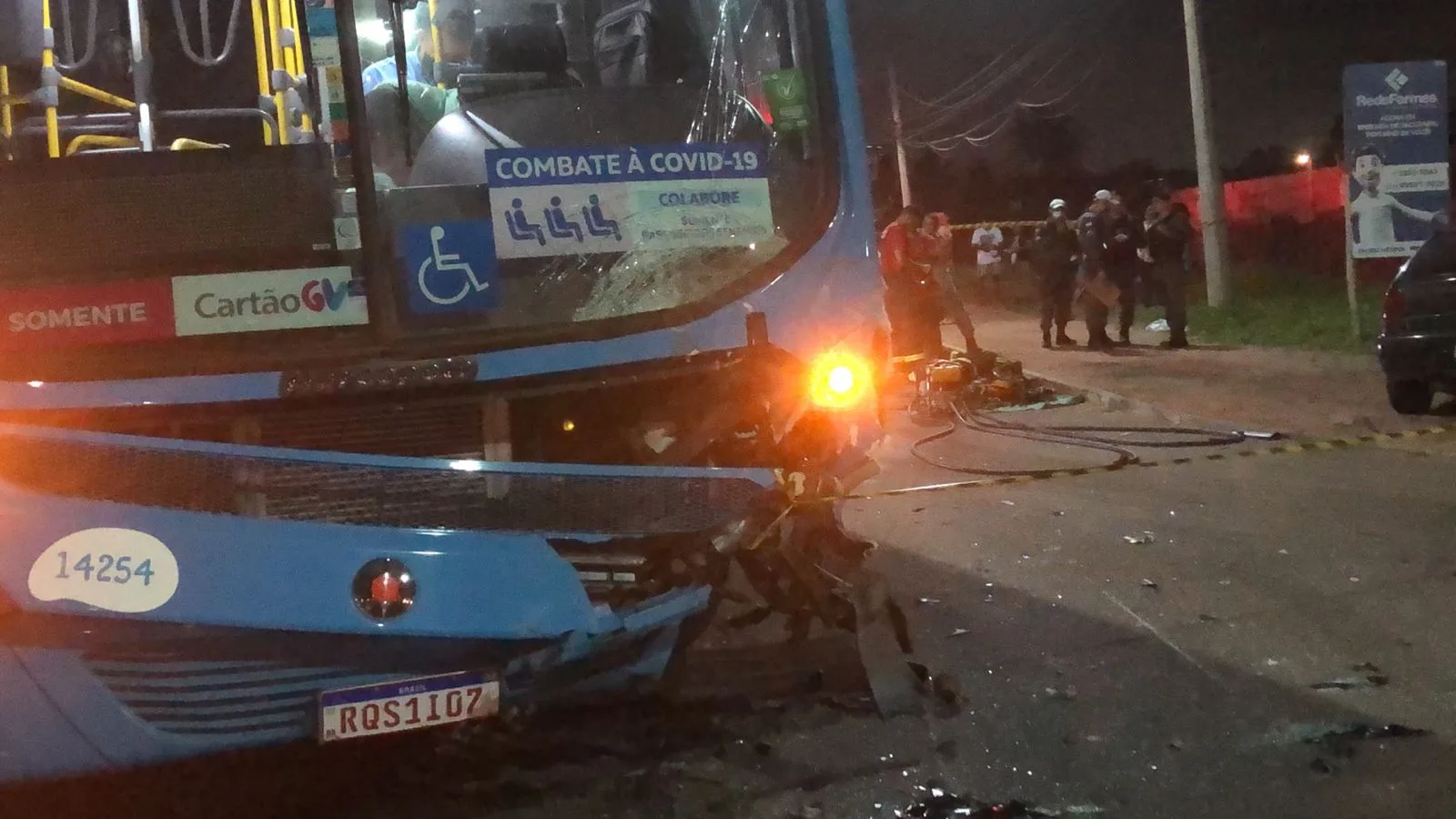 Imagem ilustrativa da imagem Motorista morre após bater de frente com ônibus do Transcol na Serra