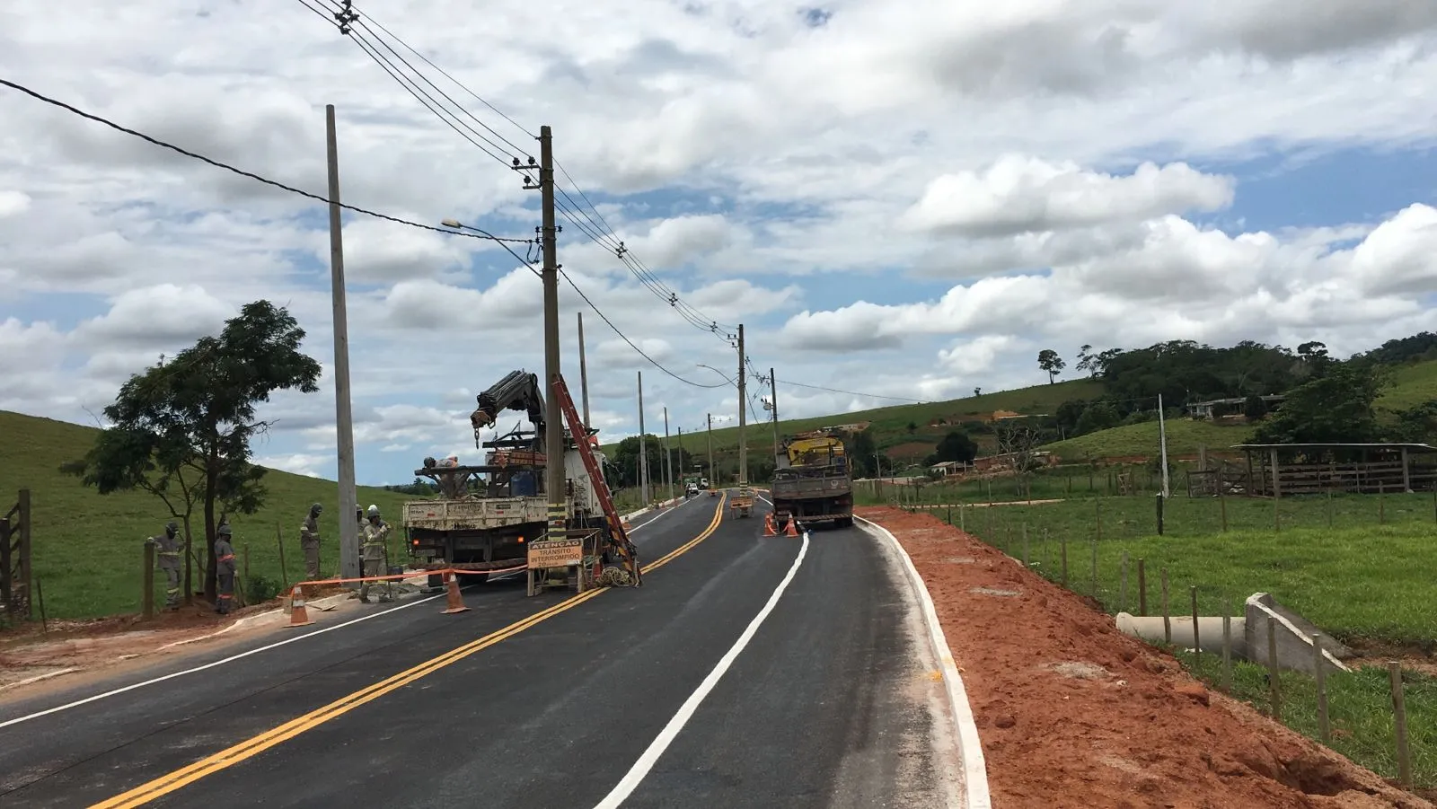 Imagem ilustrativa da imagem Postes no meio de rodovia começam a ser retirados no Sul do Estado