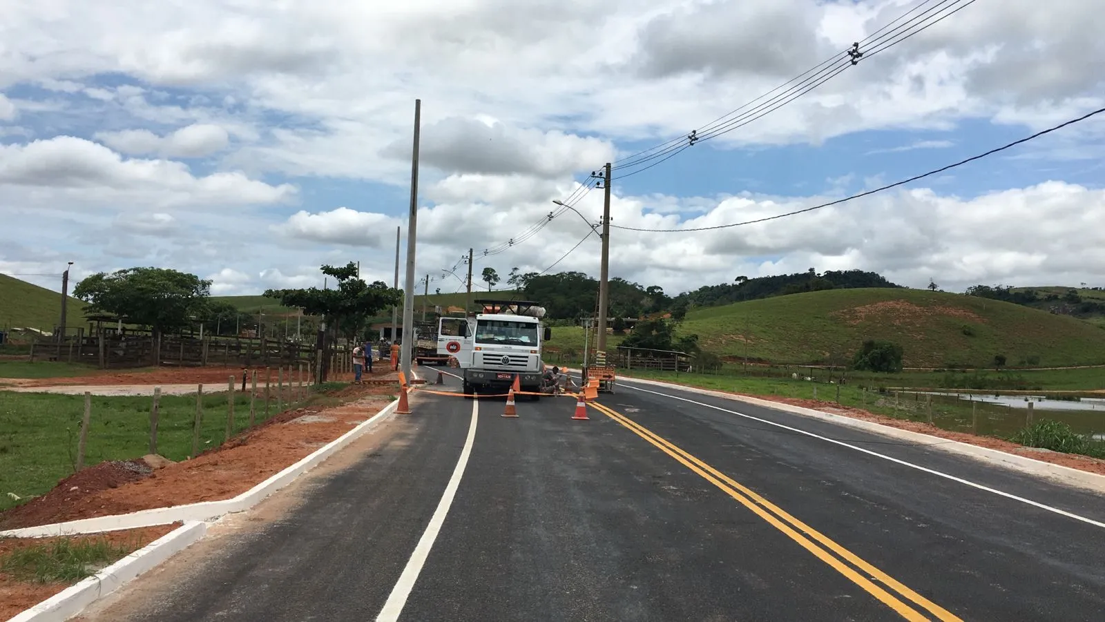 Imagem ilustrativa da imagem Onze postes são retirados do meio de rodovia e buracos fechados