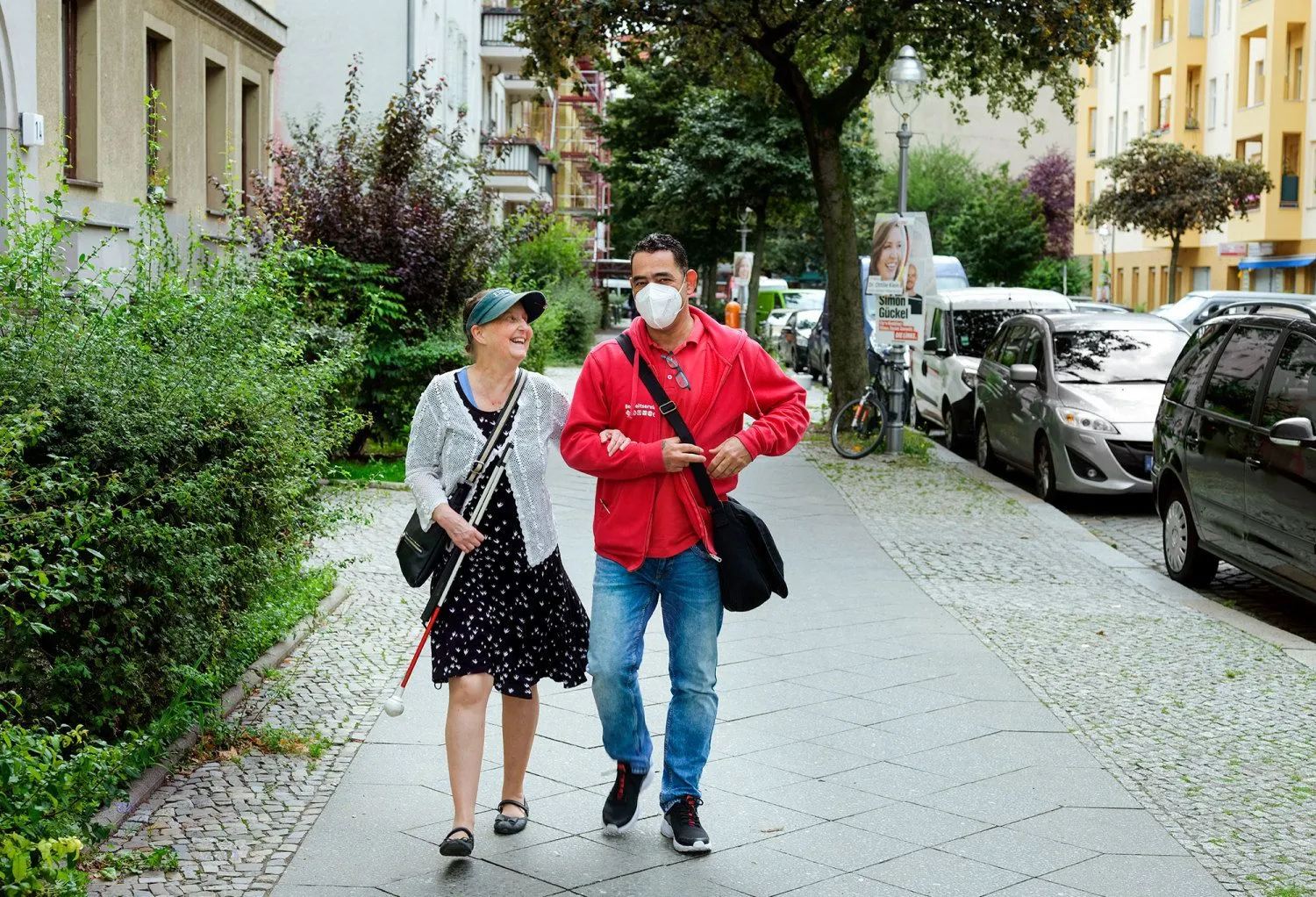 Mulher é acompanhada, em Berlim, pelo capixaba Rainer Fabiano Fagundes, que é  auxiliar de mobilidade urbana