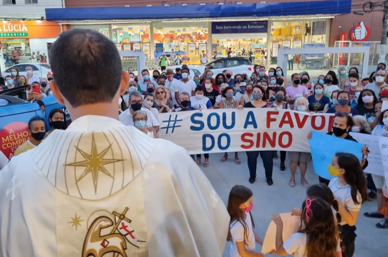 Imagem ilustrativa da imagem Com faixas e orações, fiéis fazem protesto a favor de sino em igreja