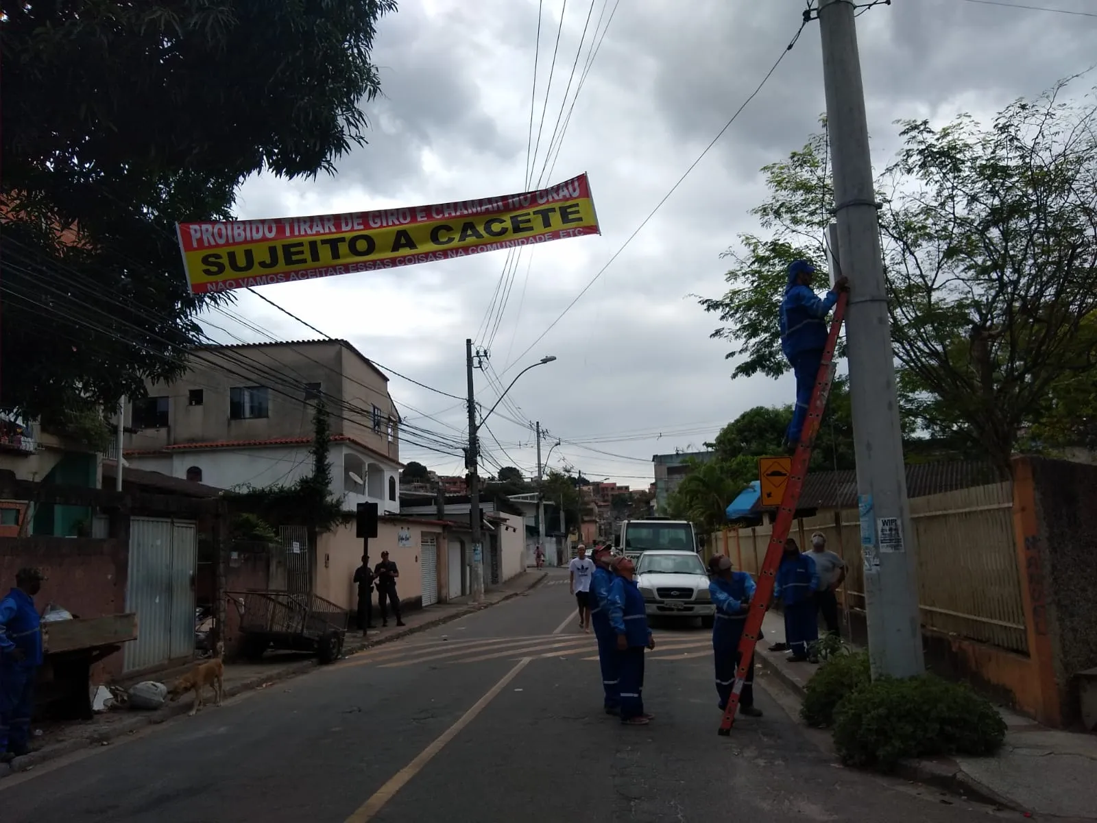 Imagem ilustrativa da imagem Prefeitura retira faixas com ameaças a motociclistas em Vitória