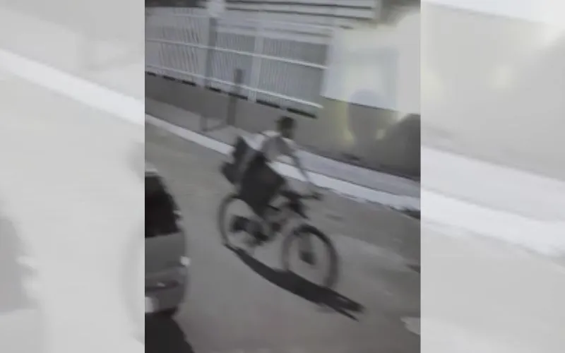 Assaltante invade casa e foge de bicicleta levando celular e televisão