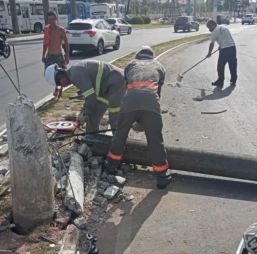 Imagem ilustrativa da imagem Carro derruba poste e interdita trânsito no Centro de Vitória