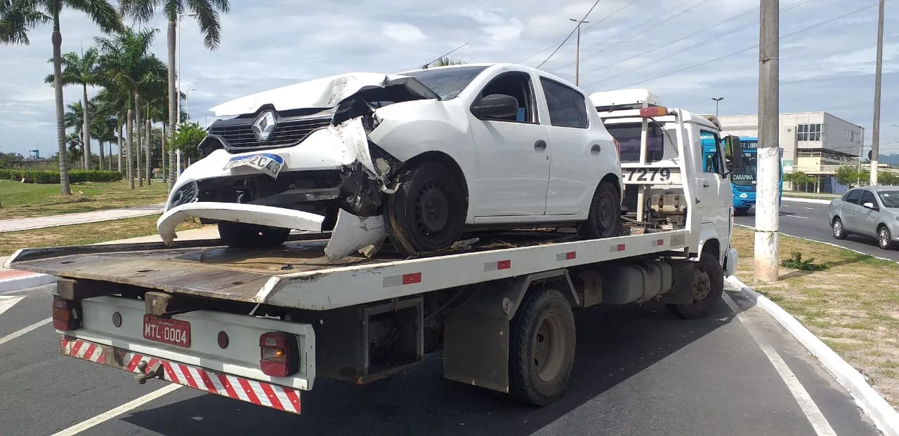 Imagem ilustrativa da imagem Carro derruba poste e interdita trânsito no Centro de Vitória