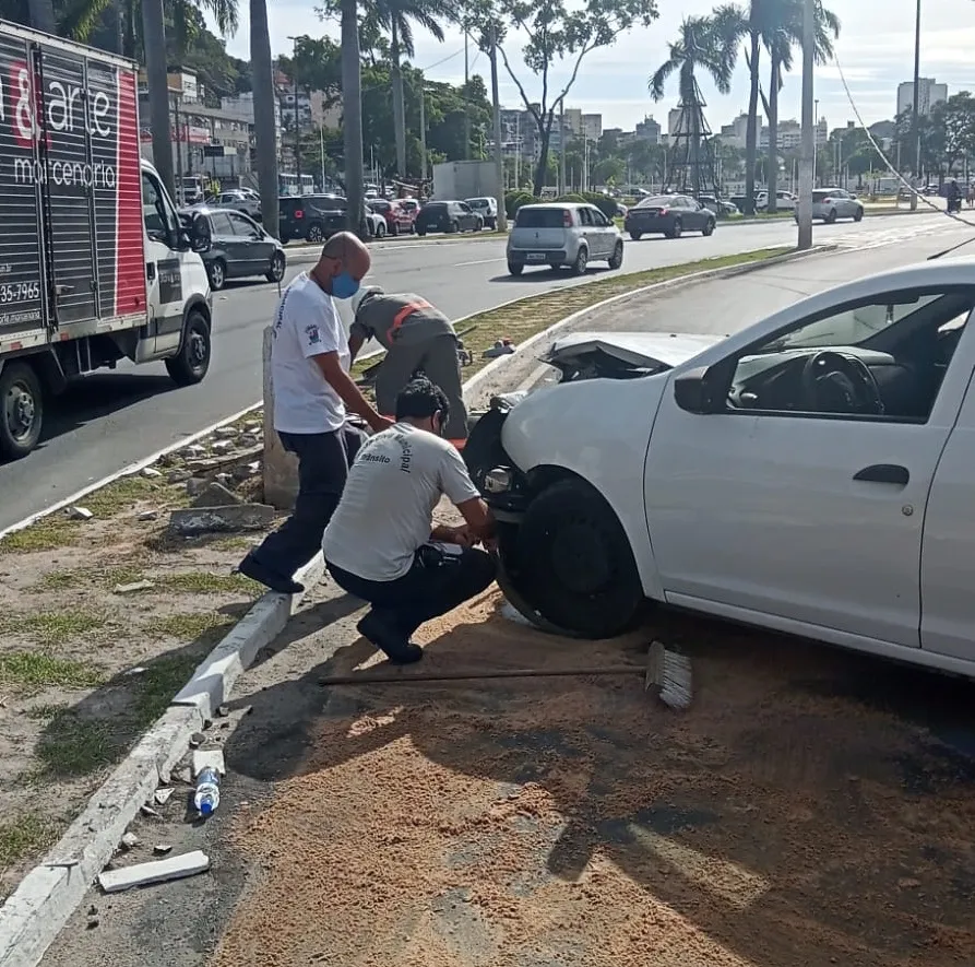 Imagem ilustrativa da imagem Carro derruba poste e interdita trânsito no Centro de Vitória