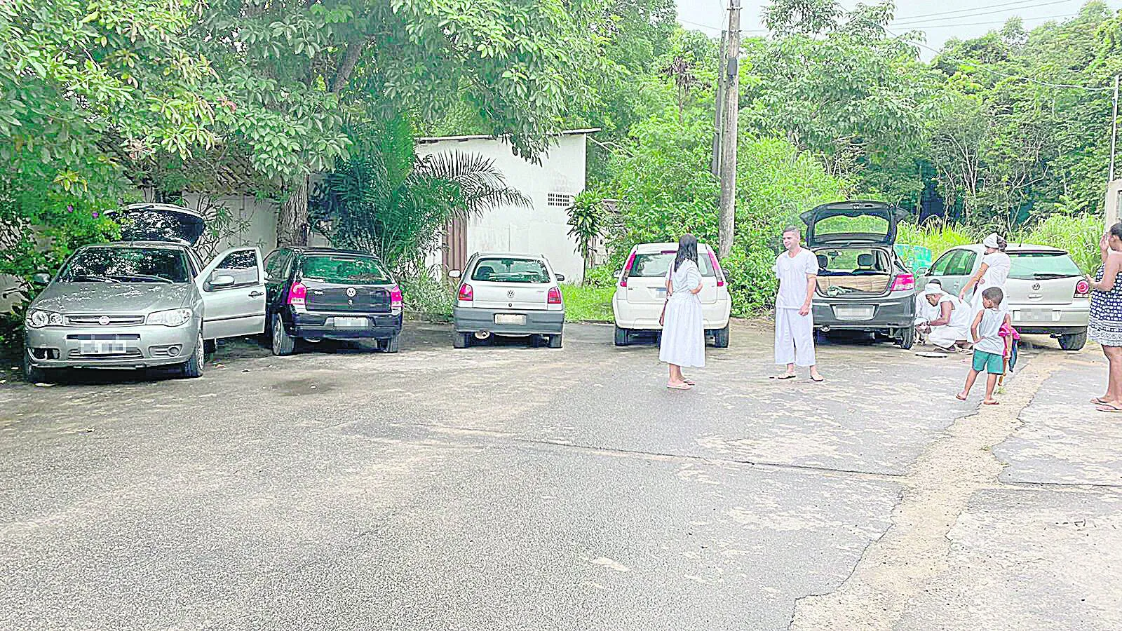 Imagem ilustrativa da imagem Vizinho de comunidade candomblé fura pneu de oito carros de religiosos e é preso