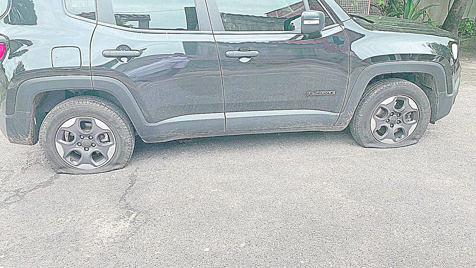 Imagem ilustrativa da imagem Vizinho de comunidade candomblé fura pneu de oito carros de religiosos e é preso