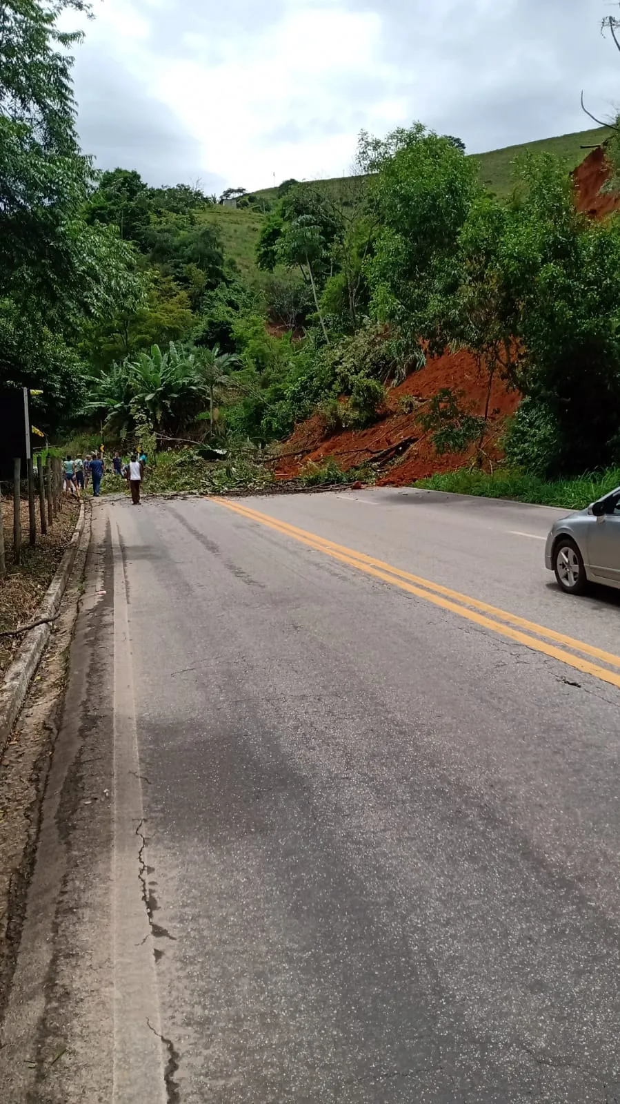 Imagem ilustrativa da imagem Rodovia tem pista interditada após deslizamento de encostas