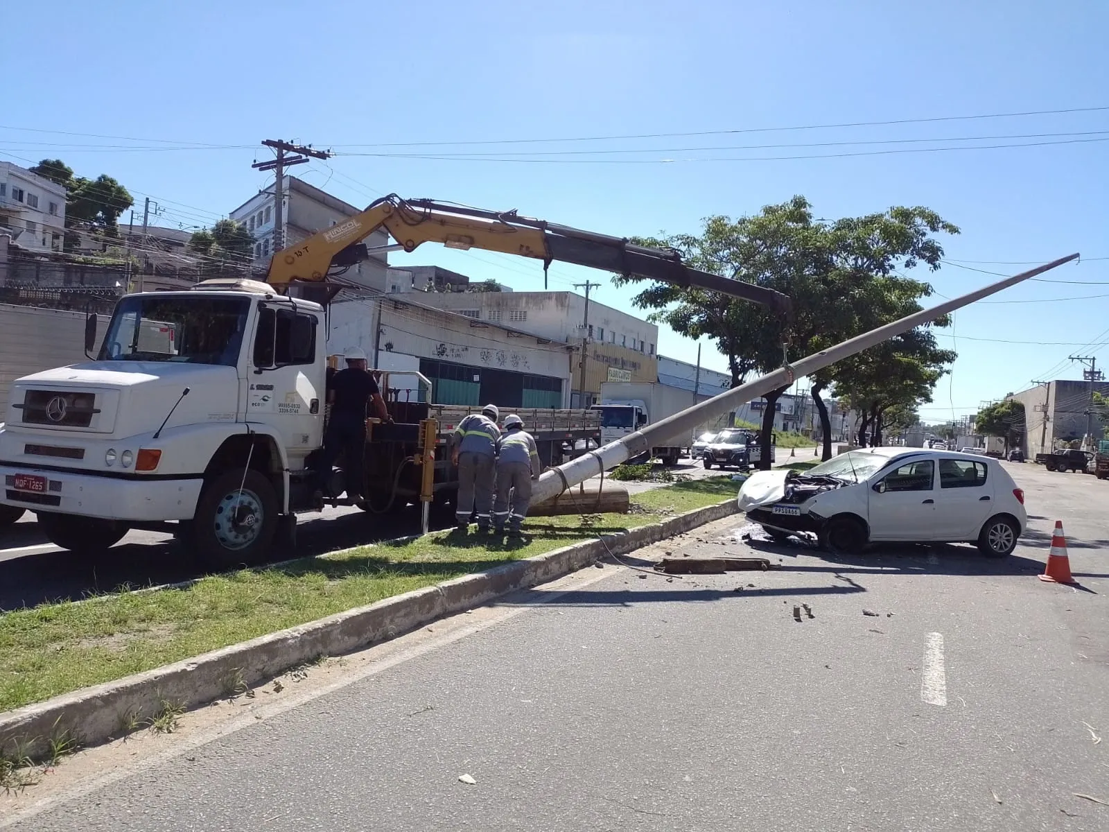 Imagem ilustrativa da imagem Carro derruba poste e motorista fica ferido em Vila Velha