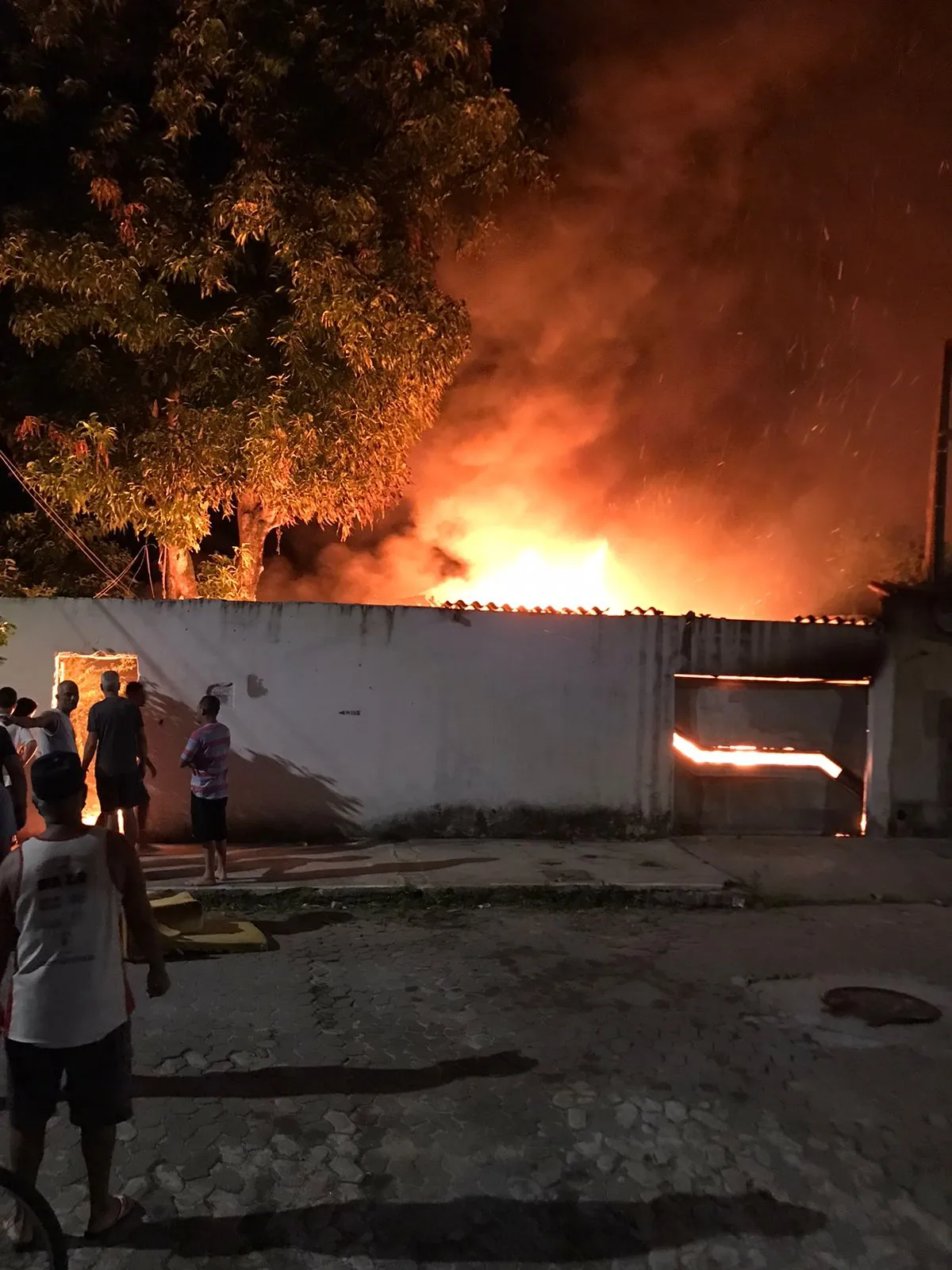 Imagem ilustrativa da imagem VÍDEO | Incêndio destrói casa e fábrica de morador em Vila Velha