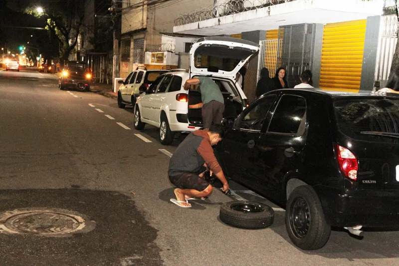 Imagem ilustrativa da imagem Buraco provoca prejuízos em seis carros em cinco minutos