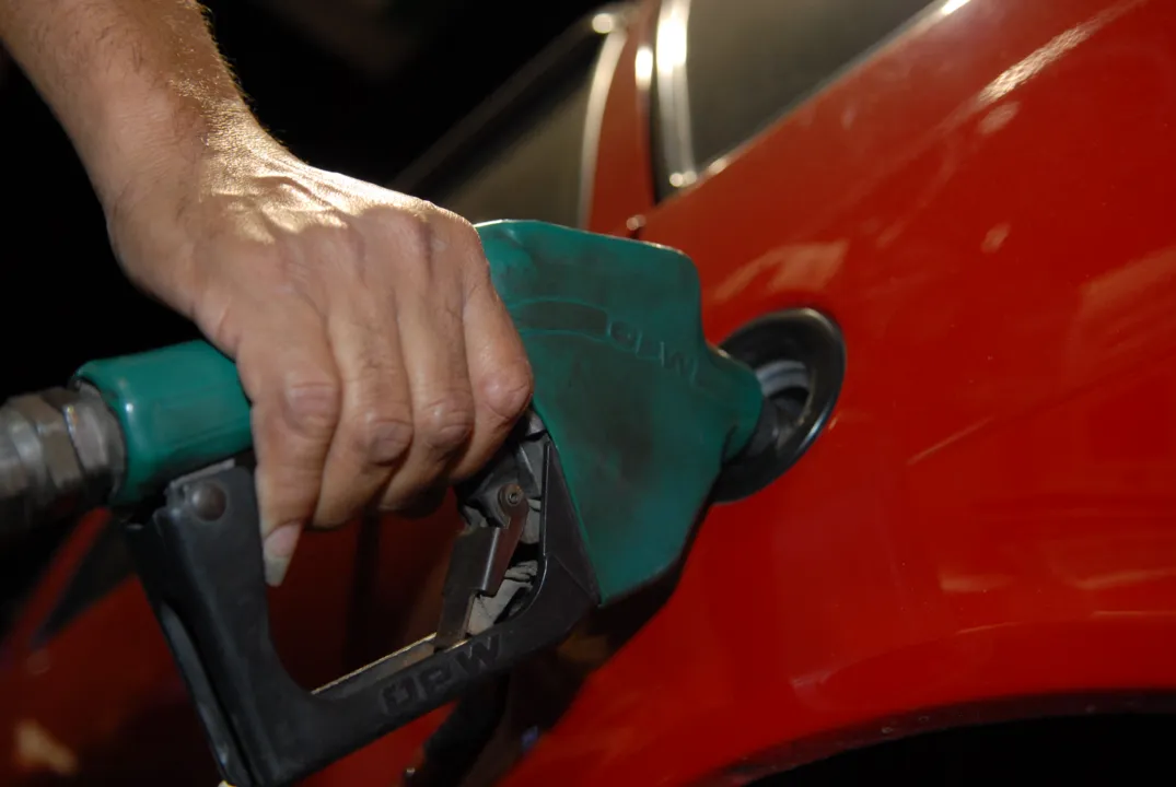 Imagem ilustrativa da imagem Preço da gasolina mais baixo só no ano eleitoral