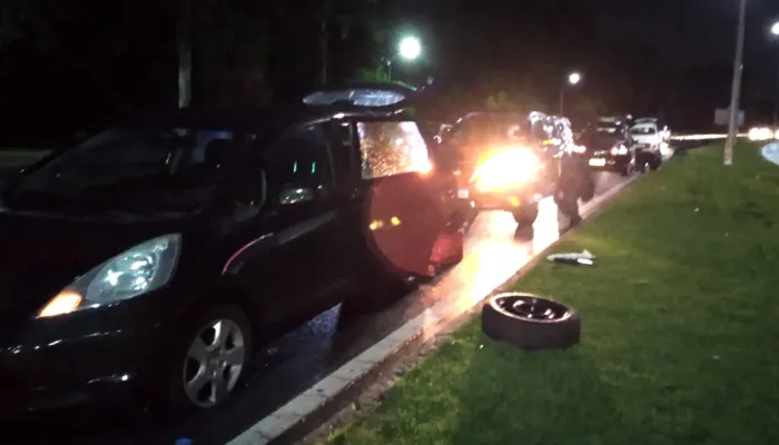 Imagem ilustrativa da imagem 14 carros com pneus furados após passarem em buraco na Norte-Sul