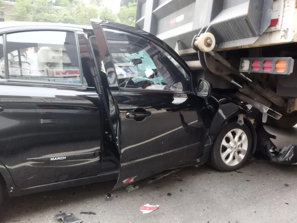 Imagem ilustrativa da imagem Carro para embaixo de caminhão em acidente na Leitão da Silva